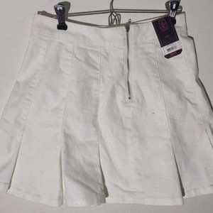 NEW White No Boundaries Pleated Skirt (SIZE 7)